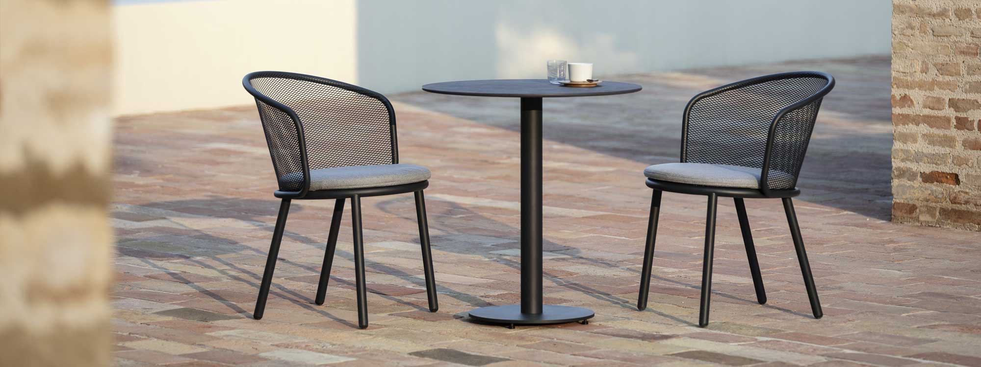 Image of anthracite Baza outdoor chair and Branta bistro table in courtyard