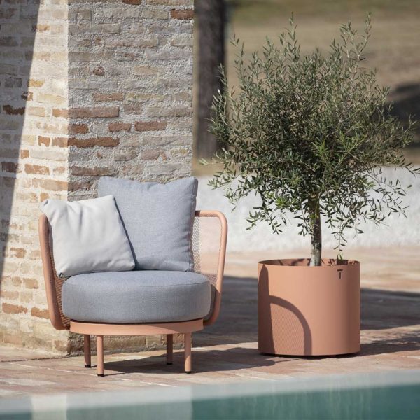 Image of Baza Club lounge chair in Salmon Beige with Verdi circular planter