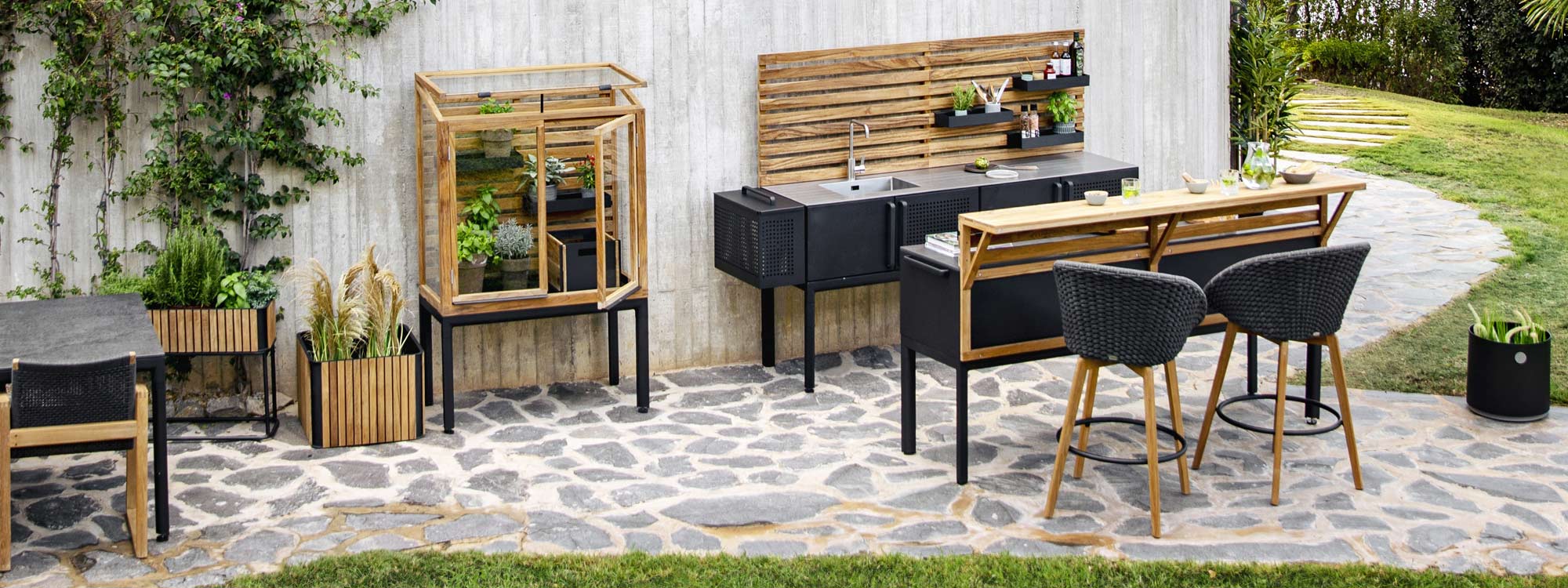 Image of Drop outdoor bar counter in lava-grey aluminum and teak with Peacock garden bar chairs by Cane-line