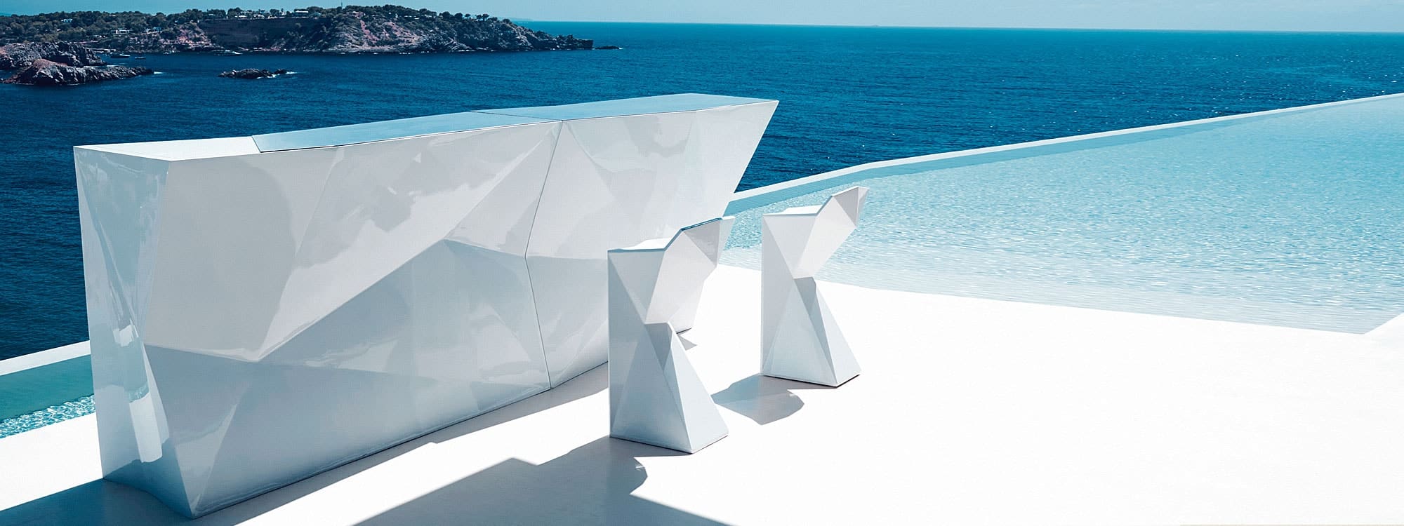 Image of Vondom Faz modular bar counter and bar stools in white lacquered polyethylene