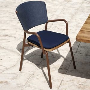 Image of RODA Piper garden chair with rust-colored tubular aluminum frame, teak seat and blue Batyline mesh back