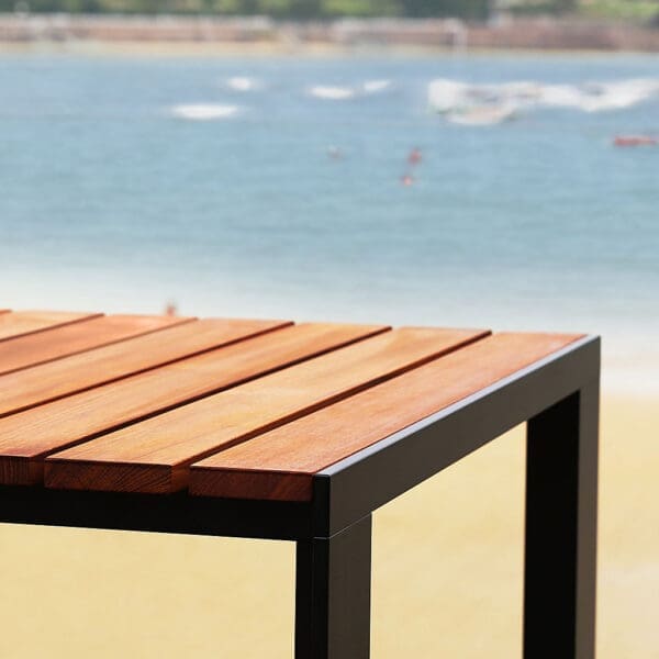 Image of detail of Stua Deneb contemporary garden table's aluminium frame and slatted teak top