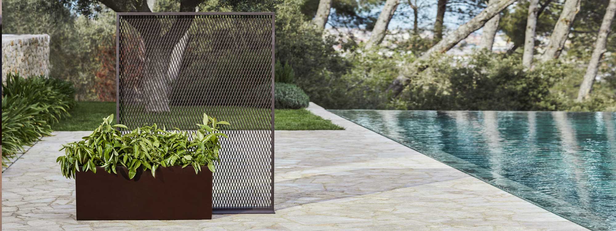 Image of The Factory mesh garden panel designed by Ramon Esteve for Vondom, Spain.