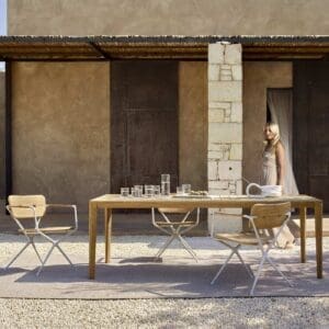 Image of Exes garden armchair in white aluminium and teak, next to U-NITE teak table