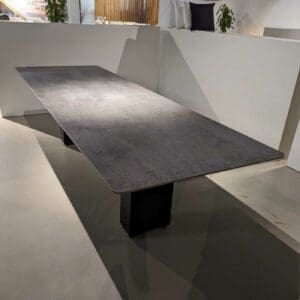 Image showing the cemento luminoso ceramic table top of Doble Slim bespoke garden table
