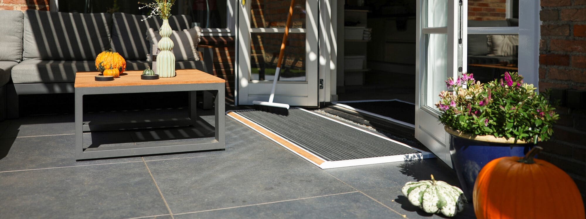 Image of Rizz outdoor broom in white aluminium and teak