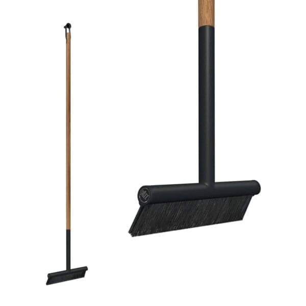 Image of RiZZ outdoor broom with black aluminium body and teak shaft