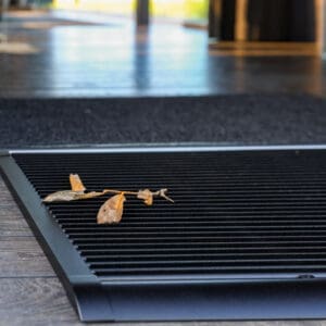 Image of RiZZ outdoor mat in black aluminium with leaf on the top