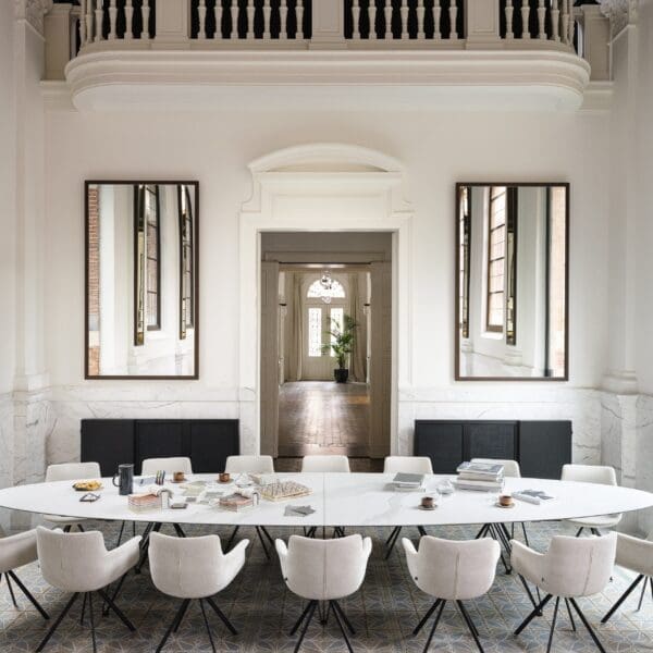 Image of Joli Wire Majestic table & Chagall pedestal chairs