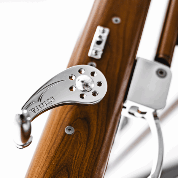 Image of Easy Drive crank used to raise the parasol canopy of Tuuci Ocean Master Max parasol