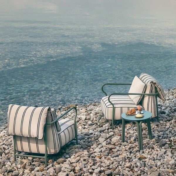 Image of pair of Salo exterior relax chairs by Unopiu next to the waters of an Italian lake