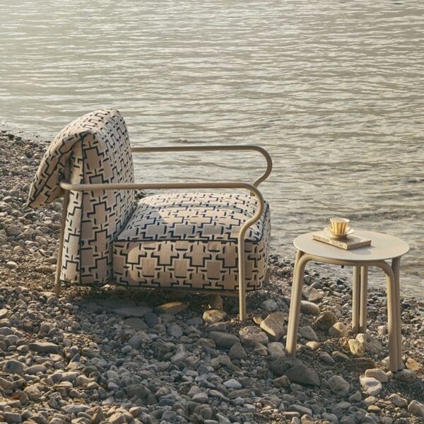 Image of Unopiu Salo garden lounge chair next to lapping waters of Italian lake