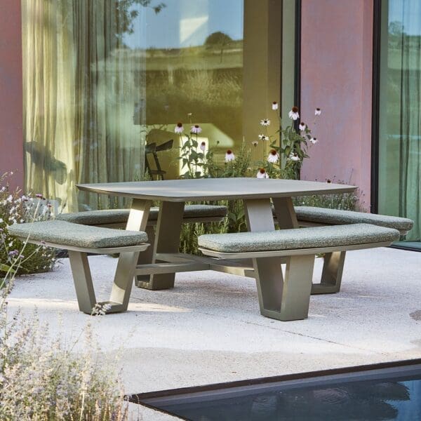 Image of Jati Kebon Squadro picnic table in matt green aluminium