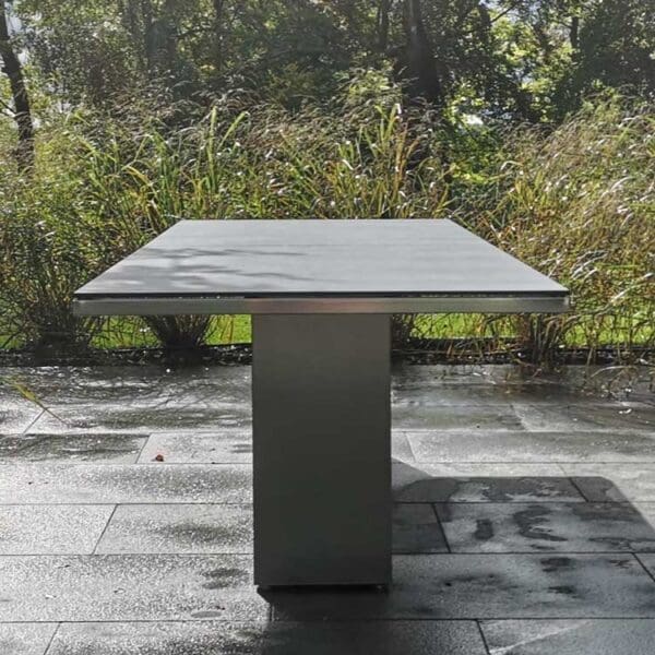 Image demonstrating uncluttered lines of FueraDentro Doble garden dining table