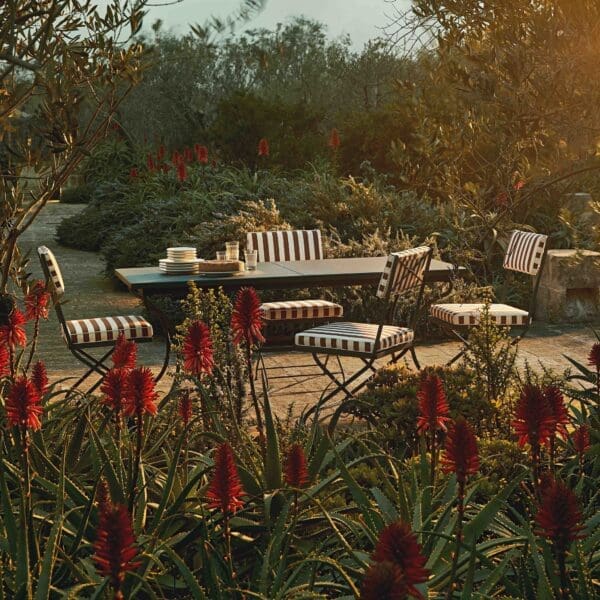 Image of Unopiu Igea folding garden chairs and extending dining table